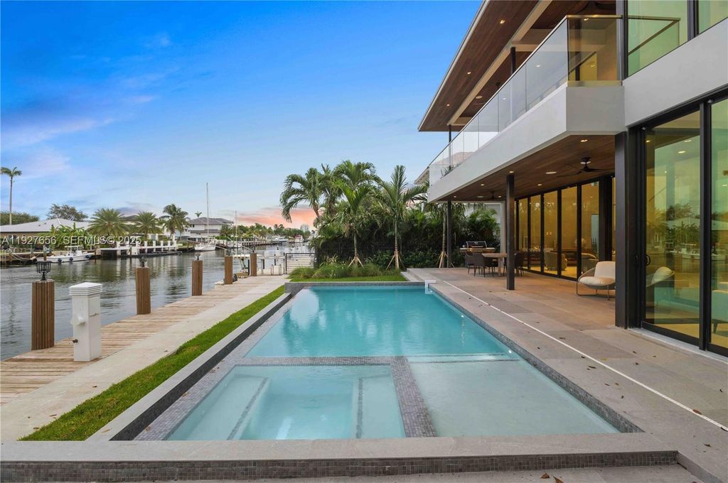 Image 65 of property listing at 1537 SE 13th St, Fort Lauderdale, FL 33316