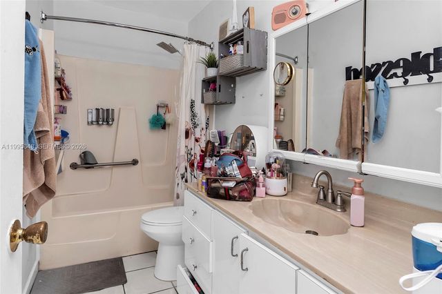 805 W 79th Pl, Hialeah, FL 33014