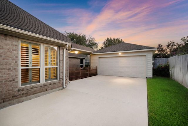 9405 Sundown Drive, Pearland, TX 77584