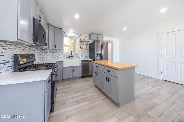 351 S Holcomb Place, Vail, AZ 85641