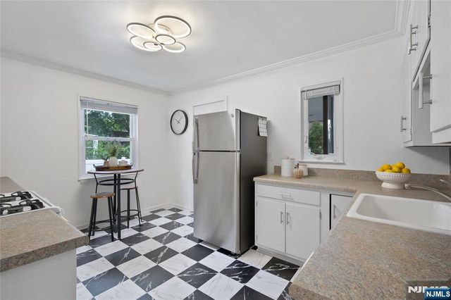 15 Brown Place, Bergenfield, NJ 07621