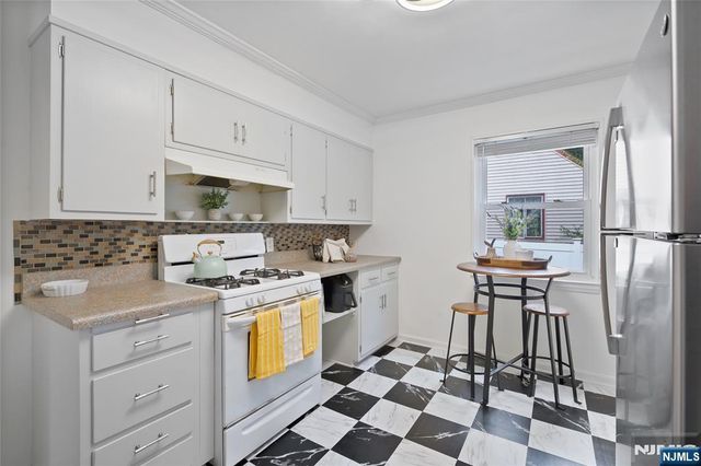 15 Brown Place, Bergenfield, NJ 07621