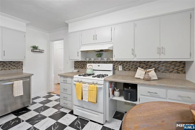 15 Brown Place, Bergenfield, NJ 07621