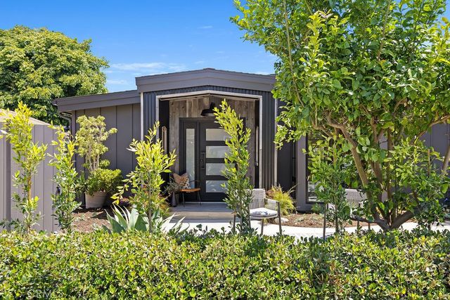 252 Walnut, Costa Mesa, CA 92627