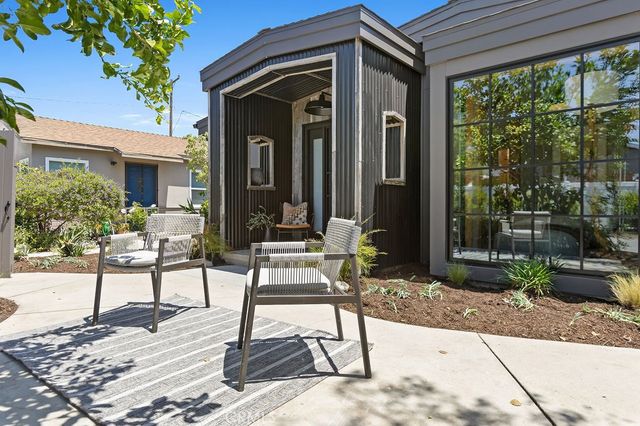 252 Walnut, Costa Mesa, CA 92627
