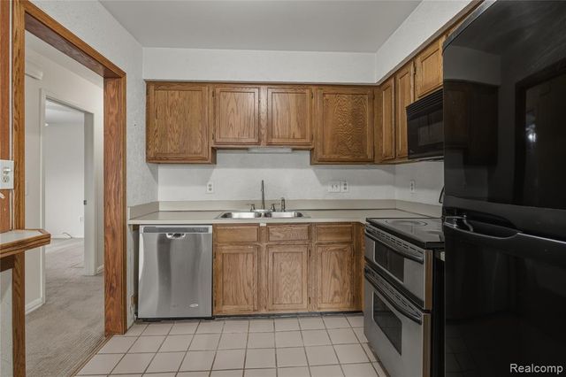 24532 Greenhill Road, Warren, MI 48091