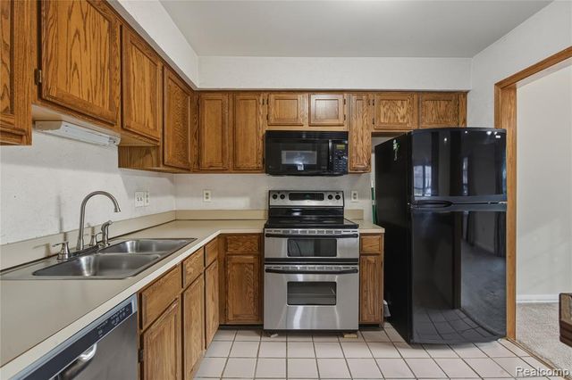 24532 Greenhill Road, Warren, MI 48091