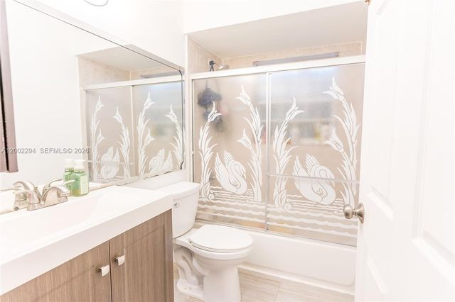 7876 NW 189th St, Hialeah, FL 33015