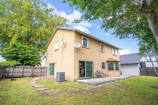 7876 NW 189th St, Hialeah, FL 33015