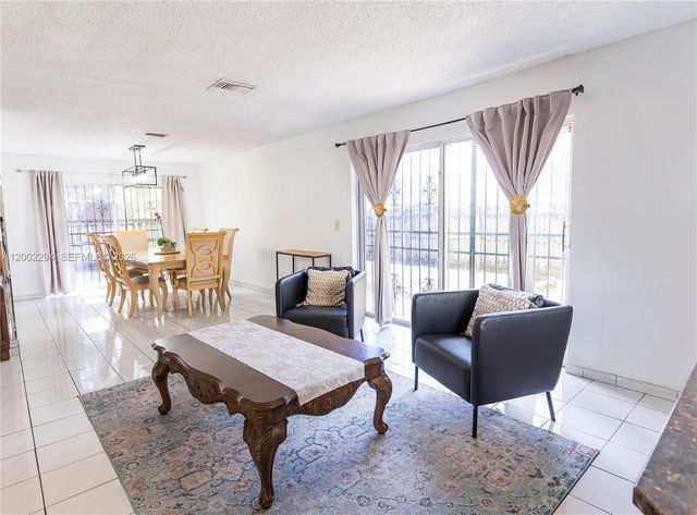 7876 NW 189th St, Hialeah, FL 33015