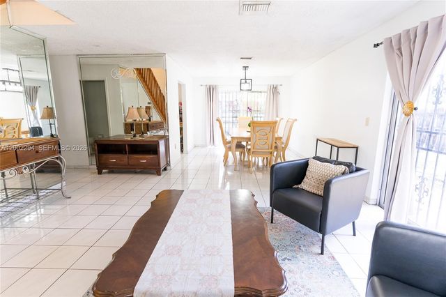 7876 NW 189th St, Hialeah, FL 33015