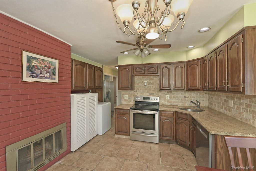 139 Horn Lane, Levittown, NY 11756 — photo 5