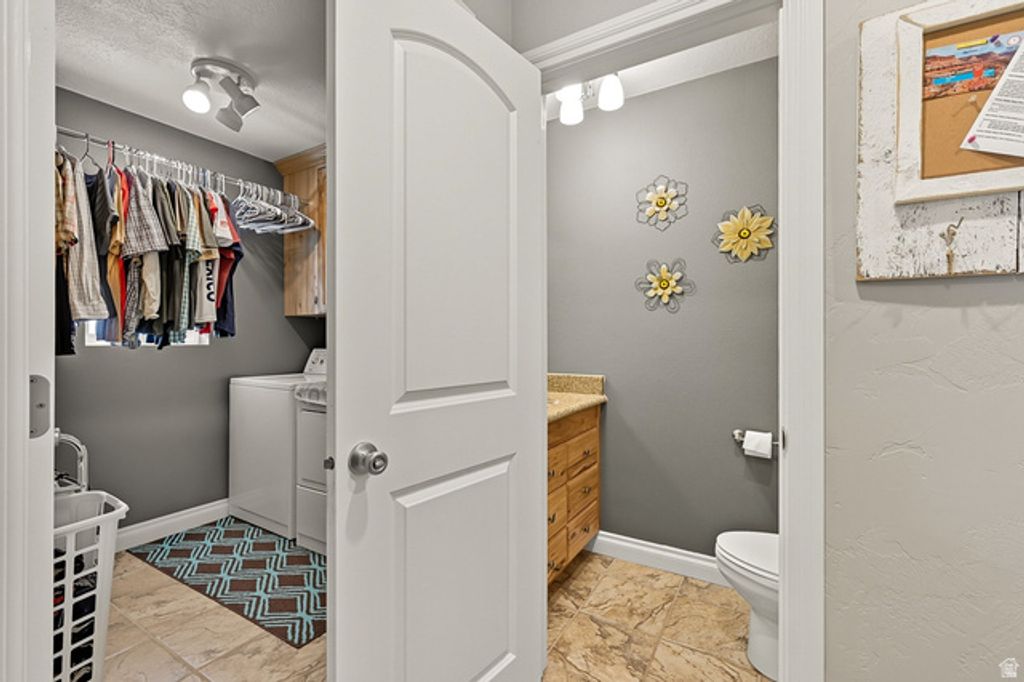 Image 13 of property listing at 351 W SKYLINE DR, Loa, UT 84747