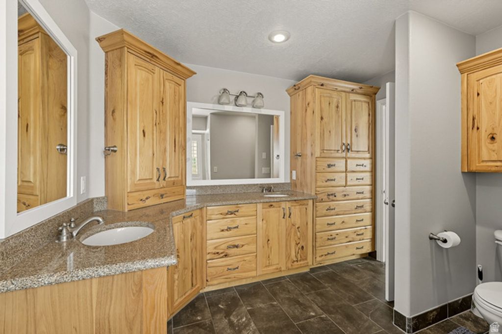 Image 20 of property listing at 351 W SKYLINE DR, Loa, UT 84747