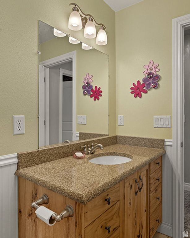 Image 25 of property listing at 351 W SKYLINE DR, Loa, UT 84747