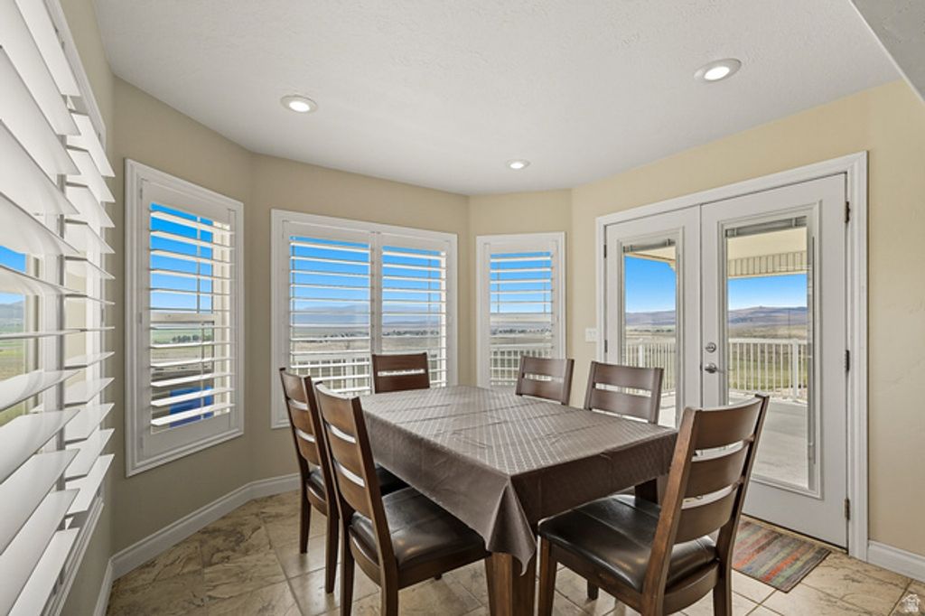 Image 8 of property listing at 351 W SKYLINE DR, Loa, UT 84747