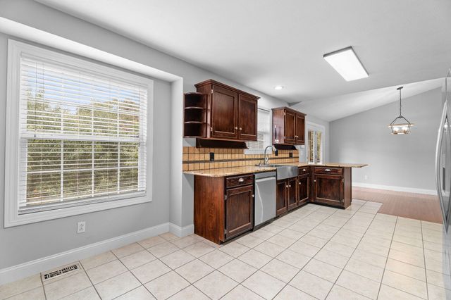 180 Ashford Drive, Hollister, MO 65672