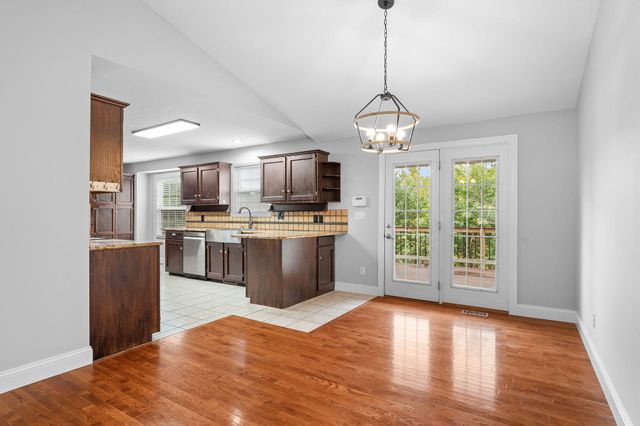 180 Ashford Drive, Hollister, MO 65672