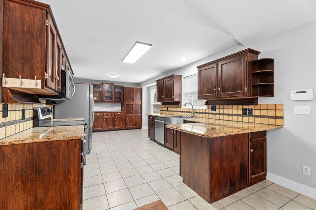 180 Ashford Drive, Hollister, MO 65672