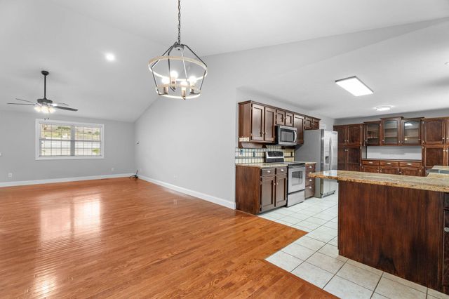 180 Ashford Drive, Hollister, MO 65672