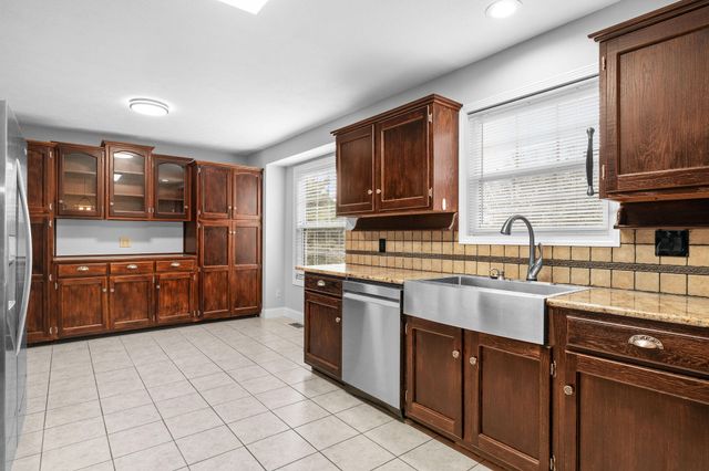 180 Ashford Drive, Hollister, MO 65672