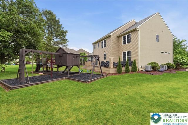 25 Crest Boulevard, Palmer Twp, PA 18045