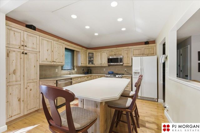 7914 Keystone Drive, Omaha, NE 68134