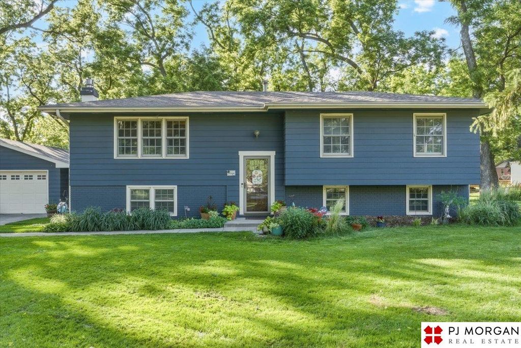 7914 Keystone Drive, Omaha, NE 68134