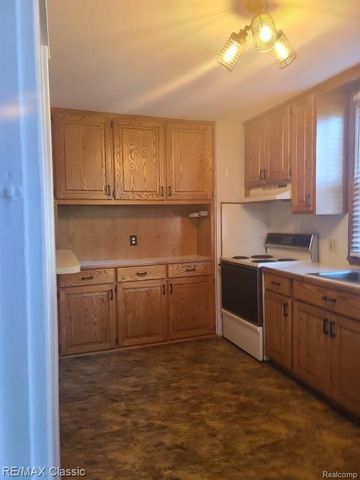 300 BAKER Street, Royal Oak, MI 48067