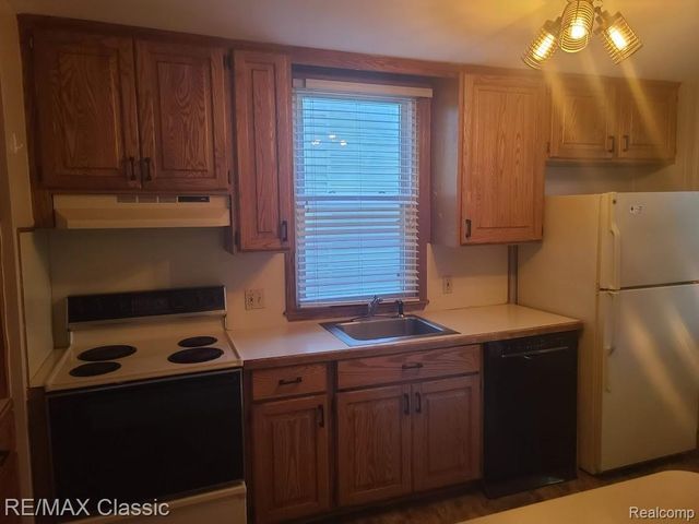 300 BAKER Street, Royal Oak, MI 48067