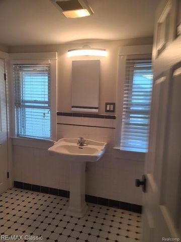 300 BAKER Street, Royal Oak, MI 48067