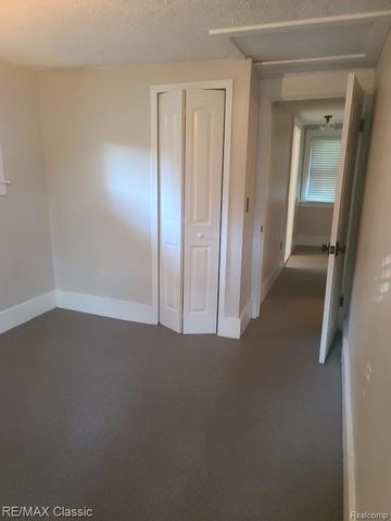 300 BAKER Street, Royal Oak, MI 48067