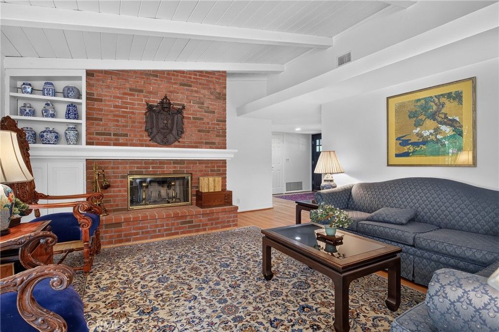 Image 9 of property listing at 10315 Beckford, Porter Ranch, CA 91326