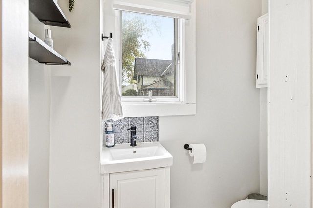 725 W South STREET, Oconomowoc, WI 53066