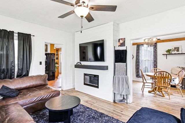 725 W South STREET, Oconomowoc, WI 53066