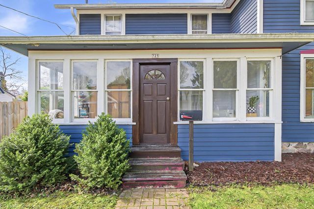 725 W South STREET, Oconomowoc, WI 53066