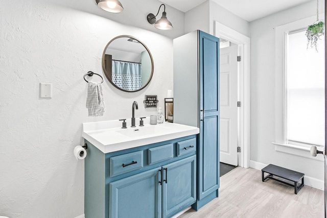 725 W South STREET, Oconomowoc, WI 53066