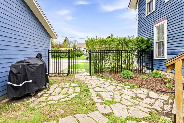 725 W South STREET, Oconomowoc, WI 53066