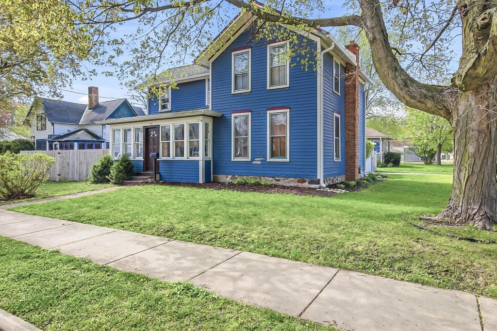 725 W South STREET, Oconomowoc, WI 53066