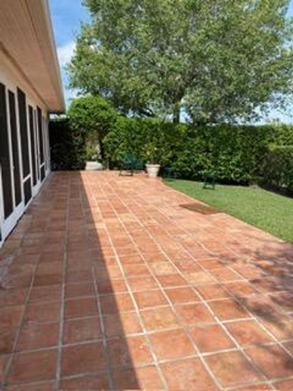 Image 13 of property listing at 13205 Southfields Road, Wellington, FL 33414