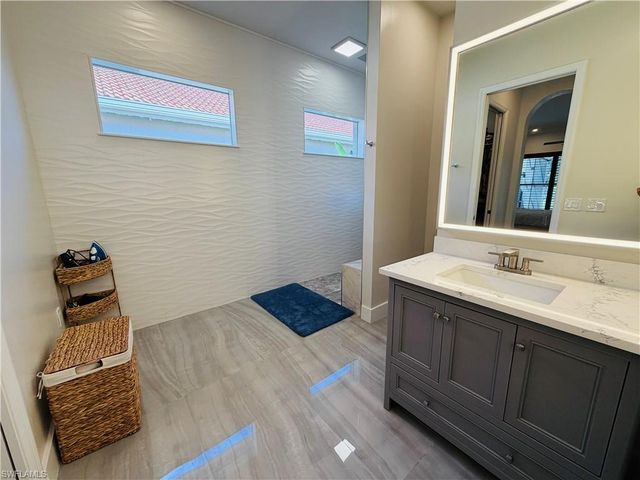 6072 Highwood Park CT, Naples, FL 34110