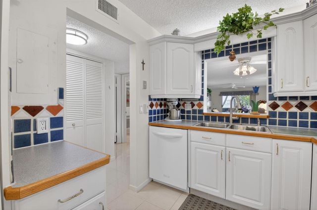 2935 SW 22nd Avenue 108, Delray Beach, FL 33445