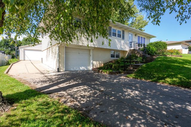2920 Cambridge Drive, Bettendorf, IA 52722