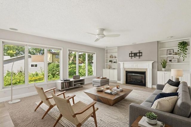 2920 Cambridge Drive, Bettendorf, IA 52722