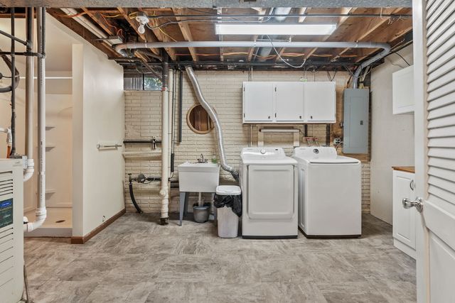 2920 Cambridge Drive, Bettendorf, IA 52722