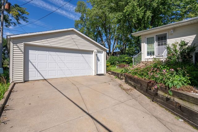 2920 Cambridge Drive, Bettendorf, IA 52722