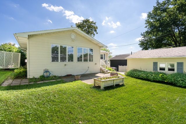 2920 Cambridge Drive, Bettendorf, IA 52722