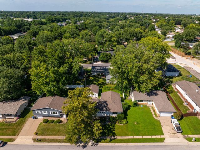 2920 Cambridge Drive, Bettendorf, IA 52722