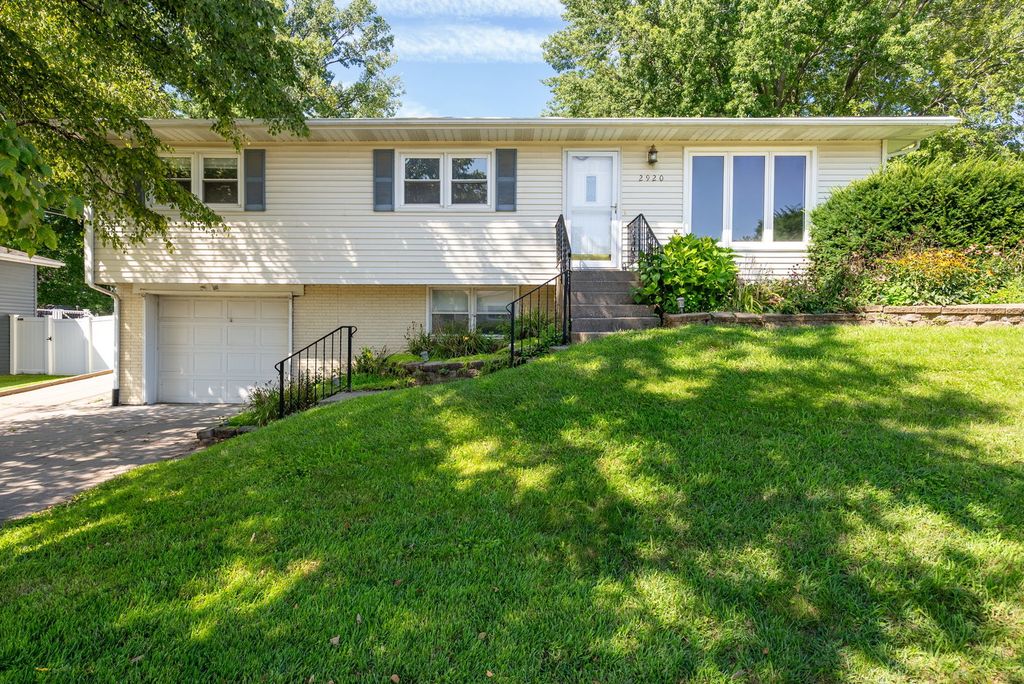 2920 Cambridge Drive, Bettendorf, IA 52722