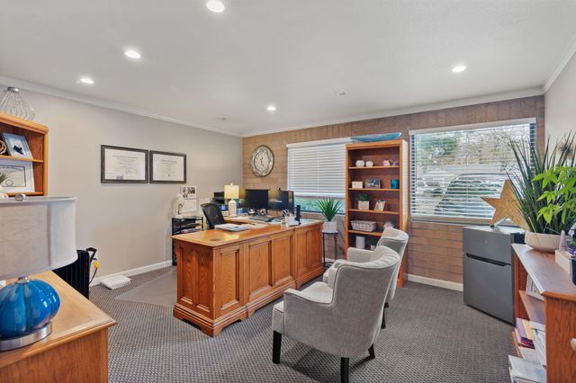 233 NE B Street, Grants Pass, OR 97526